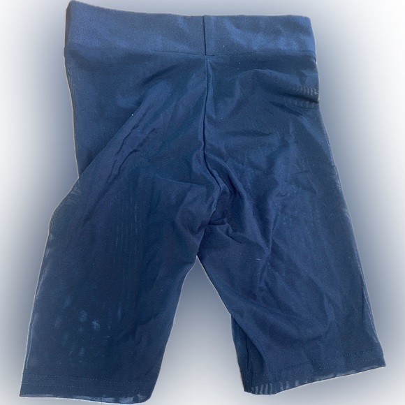 Details Dancewear
Black strappy crop top and sheer short
Child medium (5/6) - Picture 3 of 3